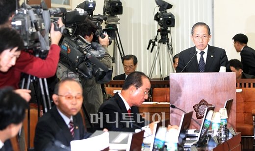 [사진]北 연평도발 보고하는 김태영 장관 