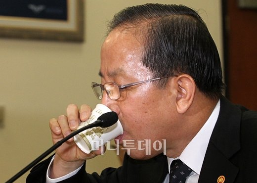 [사진]늑장대응 질타에 속타는 김태영 장관