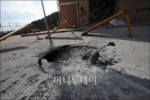 [사진]콘크리트에 처박힌 북한군 포탄 