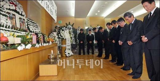 [사진]희생장병 조문하는 한국은행 관계자들