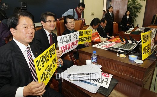 [사진]다시 위원장석 점거한 국토위 야당 의원들