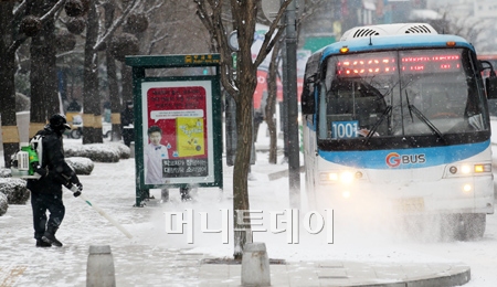 28일 새벽1시 대설주의보가 발효된 이후 쌓인 눈으로 서울시내 교통이 정체를 빚고 있다. 대설주의보는 오전 4시30분 해제됐다. ⓒ이명근 기자 