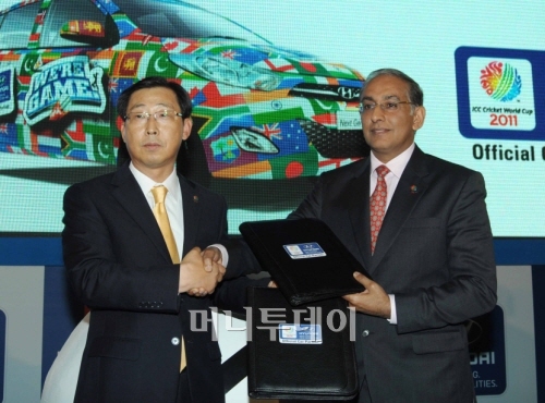 박한우 현대차 인도법인장(왼쪽)과 하룬 라갓 ICC 회장