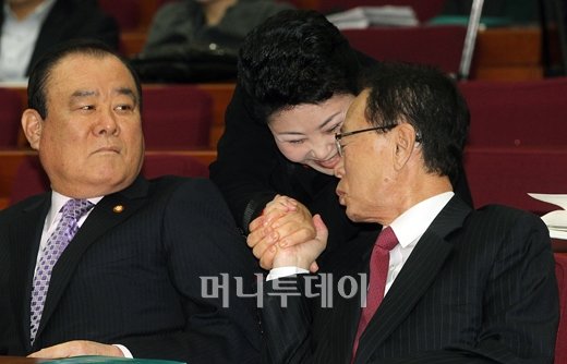 [사진]박희태 의장, '너무 반가워 손등에 키스?'