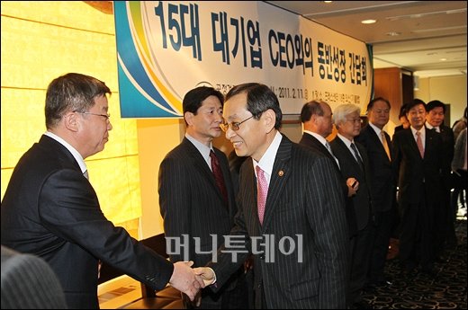 [사진]대기업CEO들과 인사나누는 김동수 공정위장