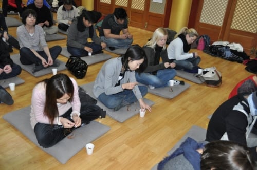 ↑대한항공은 지난 16일부터 오는 19일까지 3박 4일동안 해외 공항직원 총 63명을 대상으로 한국문화에 대한 이해를 높이고 한국의 따뜻한 정으로 고객 서비스 품질을 향상시키기 위해 '런 코리아 프로그램' (Learn Korea Program)을 마련했다. 사진은 행사에 참여한 대한항공 해외 공항직원들이 월정사에서 염주 꿰기를 하고 있는 모습. 
