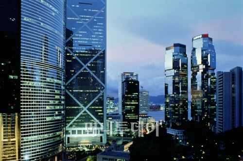 ↑전세계에서 가장 높은 오피스 임대료를 기록한 홍콩의 오피스 밀집지역