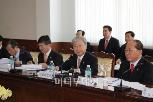 ↑ 김석동 금융위원장(오른쪽 두번째)이 22일 오전 목포 상공회의소에서 저축은행 관련 관계기관 합동 간담회를 열고 있다.