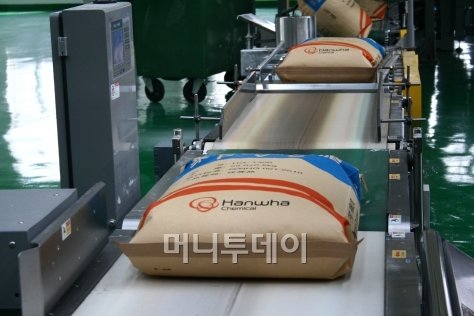 ▲한화케미칼 닝보 공장에서 생산된 고품질 PVC제품이 컨베이어 벨트를 통해 옮겨지고 있다.