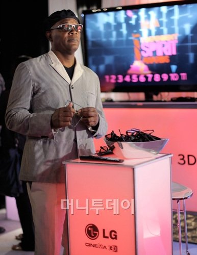 ↑영화배우 사무엘 L. 잭슨이 LG 시네마3D TV를 즐기고 있는 모습. 