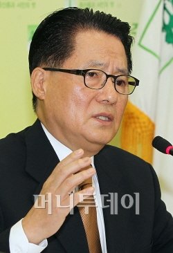 박지원 "국정원 아니라 동향 기업인 만났다"(상보)