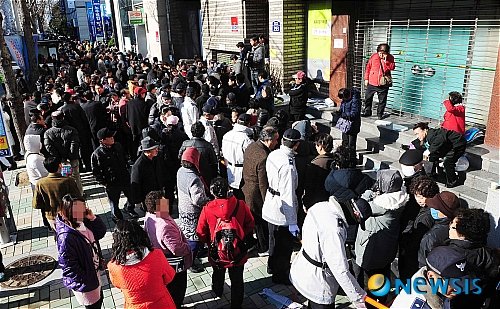 [사진] 가지급금 받으려 기다리는 시민들 '북새통'