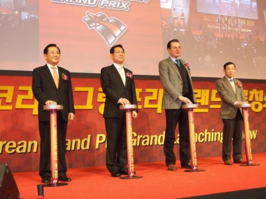 ↑2일 서울 밀레니엄 그랜드 힐튼 호텔에서 진행된 2011 F1 그랑프리 그랜드 런칭 행사에서 박준영 대회 조직위원장(왼쪽) 및 주요 인사들이 티켓 판매를 선언하고 있다.
