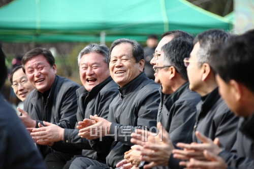 ↑지난 5일 LH 본사 운동장에서 개최된 간부사원 어울림한마당 행사에서 이지송사장과 간부급 직원들이 파안대소 하고 있다.