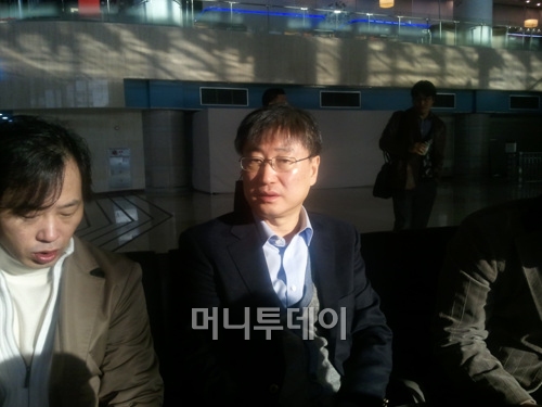 윤부근 삼성電 사장 "LG, 아이폰의 교훈 잊지마라"