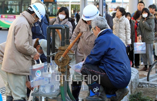 ↑후쿠시마현 코리야마지역에서 물배급을 기다리는 일본 주민들 ⓒ이동훈 기자