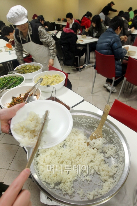 노량진 강남교회는 취업준비생들에게 무료로 식사를 제공한다.ⓒ홍봉진 기자.