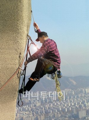 ↑인수봉 암벽등반을 하는 박성래 동익건설 회장.