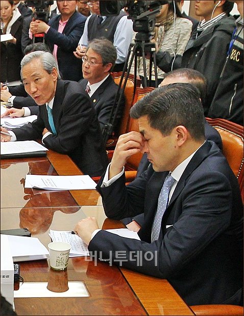 [사진]고민하는 홍정욱 의원