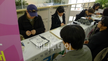 ↑대우건설은 김포한강신도시 푸르지오 모델하우스를 찾은 방문객을 대상으로 무료로 캐러커처 이벤트를 실시하고 있다.