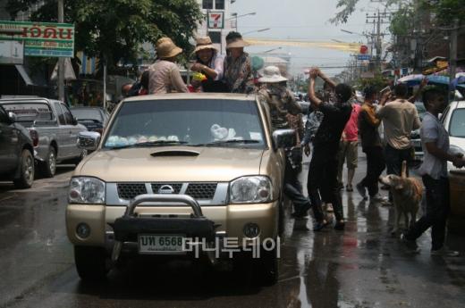 ▲서로에게 물뿌리는 태국 사람들