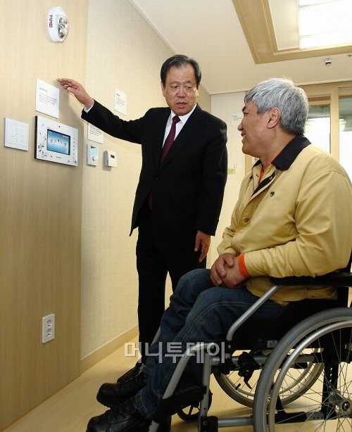 ↑LH 이지송 사장이 서울 강남구 자곡동에 위치한 '더그린홍보관'에서 장애인에게 전용 비디오폰의 기능을 설명하고 있다.