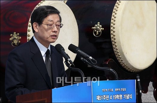 [사진]추모사하는 김황식 총리