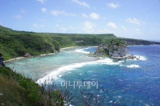 만세절벽 부근에 있는 '새 섬(Bird Island)'. 섬 주변으로 치는 파도가 마치 새가 날갯짓을 하는 것 같은 모양이어서 버드 아일랜드라고 불린다.<br>
