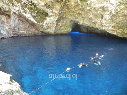 전 세계 다이버들의 로망인 사이판 최고의 다이빙 포인트 '그로토(Grotto)'. 동굴 안에 반사되는 물빛이 그림이다.<br>
