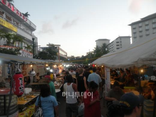 매주 목요일에는 사이판 중심가인 가라판에 '스트릿 마켓(야시장)'이 들어선다. 기념품과 특산물은 물론 아시아 전역 음식을 파는 난전이 펼쳐진다. <br>
