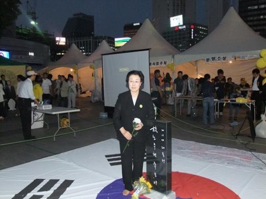 보수 성향 단체 회원들이 문제 삼고 있는 한명숙 전 총리 사진 ⓒ사진=조갑제닷컴