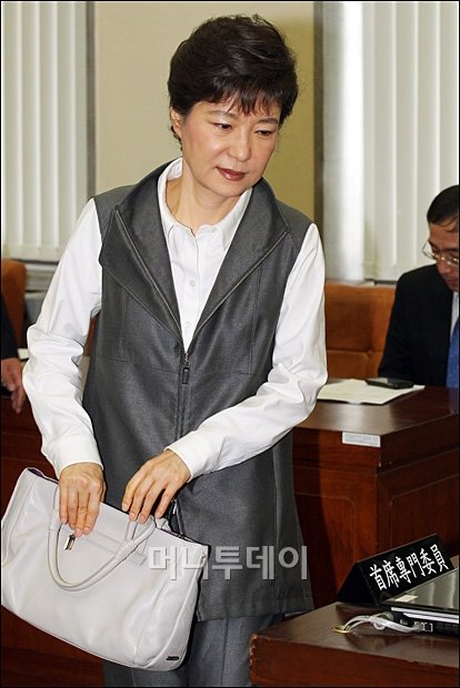 [사진]기재위 회의장 나서는 박근혜 의원
