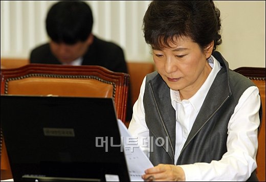 [사진]자료 살피는 박근혜 의원