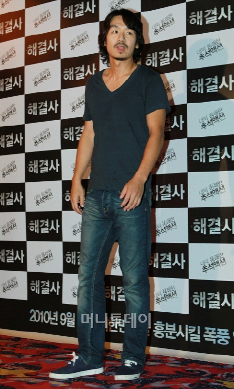 ☆포토]깔끔 코디의 정석 '청바지에 티셔츠' 어떻게 입지⑥김태우 - 머니투데이