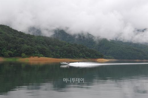 산안개가 가득 내려앉은 파로호를 모터보트가 시원하게 가른다. 