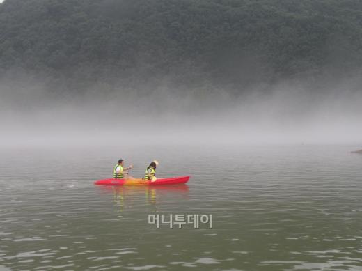 붕어섬 인근 수변레저시설에서 즐기는 카약 체험.