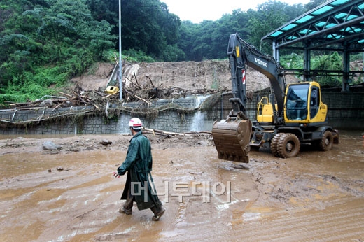 27일 오전 집중호우로 우면산 산사태가 발생해 방배동 남태령 전원마을과 우면동 형촌마을 등 우면산 일대가 매몰, 침수됐다.