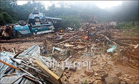 ↑ 서울지역에 400mm가 넘는 폭우가 쏟아진 27일 오후 서울 서초구 방배동 남태령 전원마을에 우면산 산사태로 인해 흘러내린 토사가 덮쳐 사망자 15명 등 큰 피해가 발생했다. ⓒ홍봉진 기자