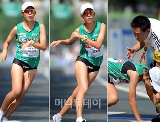 "더워 죽겠다" 경기직 후 탈진해 쓰러지는 전영은 선수. 전영은 선수는 여자 20km 경보에 참가했다. 