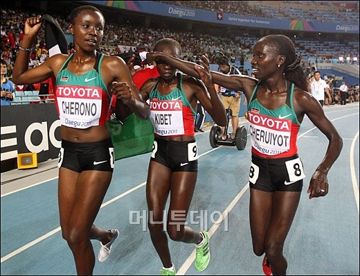 [사진]여자 5000m 1위, 환호하는 케냐 선수들