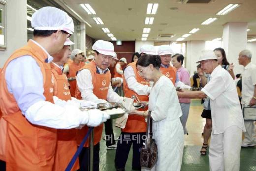 한화 남영선 대표(왼쪽 3번째)가 서울노인복지센터에서 배식을 돕고 있다. 