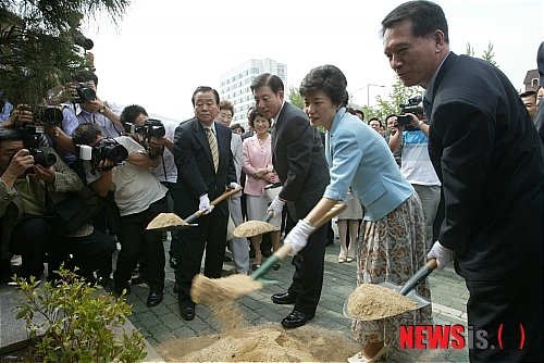 지난 2004년 염창동 당사 입주를 기념하며 박근혜 대표와 당사 관계자들이 기념식을 하고 있다. 사진 왼쪽 상단에 기다림의 나무가 위치하고 있다. (제공=한나라당) 
