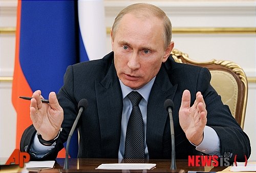 【모스크바=AP/뉴시스】블라디미르 푸틴 러시아 총리가 13일(현지시간) 모스크바에서 열린 각료 회의에 참석해 발언하고 있다. 