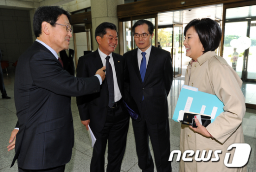 [사진]국정원 들어서는 신학용-박영선 의원