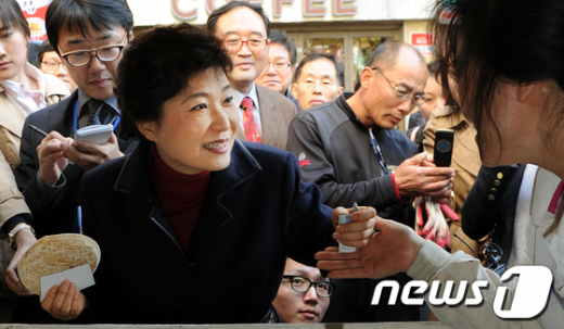[사진]청각장애인 상인과 대화나누는 박 전 대표