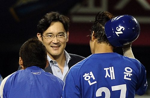 7월 29일 2011 롯데카드 프로야구 LG 트윈스와 삼성 라이온즈의 경기가 열린 서울 잠실야구장을 찾은 이재용 삼성전자 사장이 선수들과 인사를 나누고 있다. [뉴시스]