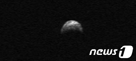 NASA 망원경에 잡힌 소행성 '2005 YU55'(NASA 홈페이지)  News1