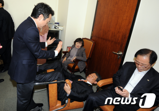 [사진]김선동 의원,'절대로 못 들어갑니다'