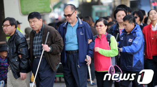 [사진]안마 지키기 위해 거리로 나선 시각장애인들