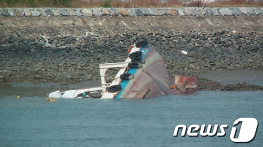 전북 군산시 해망동 선착장 앞 해상에서 항해중이던 바지작업선이 모래뻘에 걸려 전도됐다. /사진제공=군산해경  News1